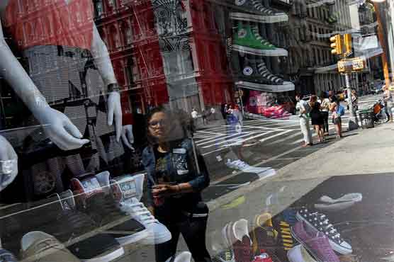 US consumers hold back spending