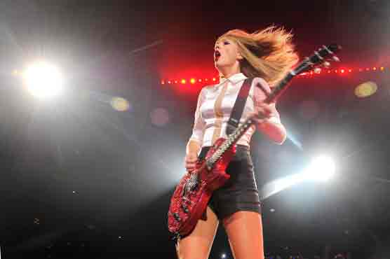 Taylor Swift invites special guests to CMA Awards