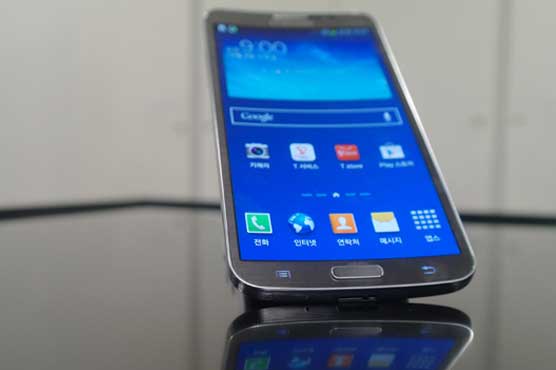 Curved phone falls flat, literally