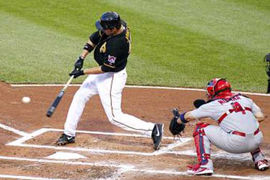 Cardinals beat Pirates 7-2, share NL Central lead 