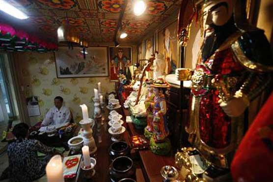 S. Koreans hope fortune-tellers point way to top of the class 