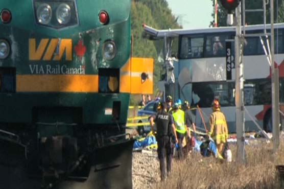 6 killed as Canada bus strikes passenger train