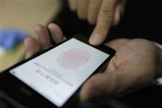 Hackers offered reward to crack iPhone fingerprint security