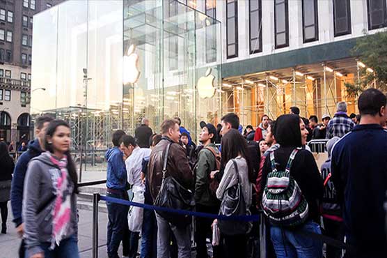New iPhone draw crowds