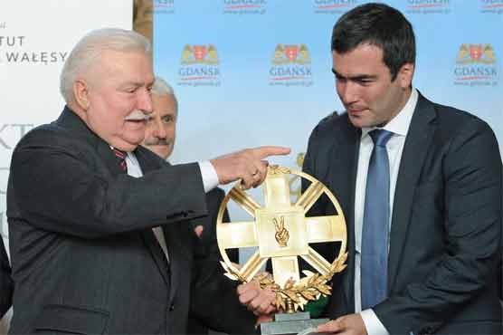 Jailed Russian tycoon is honoured by Poland 