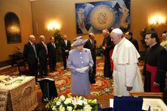 Britain's Queen, meeting pope, gives him eggs, whiskey, beer