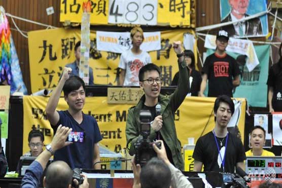 Protestors consider ending occupation of Taiwan's parliament