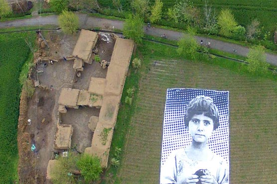 Pakistanis target drones with giant posters of child victims
