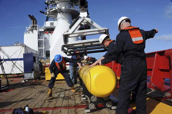 Sonar loaded underwater robot to hunt for MH370