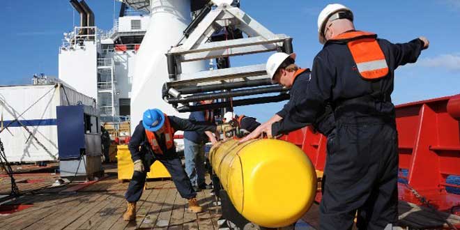 Mini-submarine to scour ocean depths in MH370 hunt
