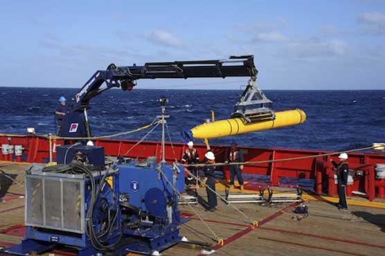 Mini-sub dives again after aborting first MH370 search