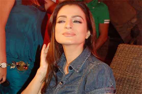 Ameesha Patel mobbed, slaps man for groping