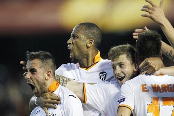Football: Sevilla down Valencia to edge towards final