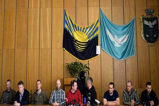 Ukraine rebels present captured OSCE observers to media