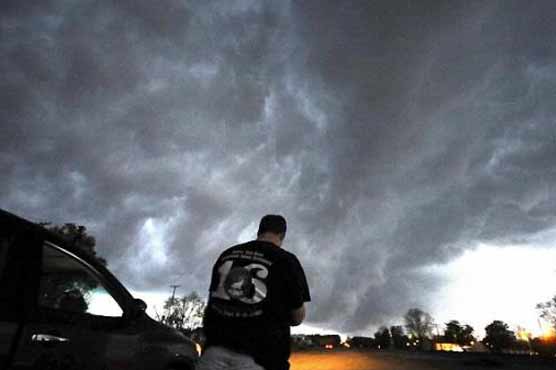 At least 10 killed in powerful U.S. tornadoes 