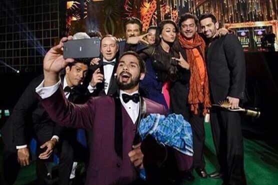 Kevin Spacey poses for a Bollywood selfie with Shahid, Sonakshi and Farhan