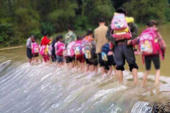 Indian pupils brave daily river dip to get to class