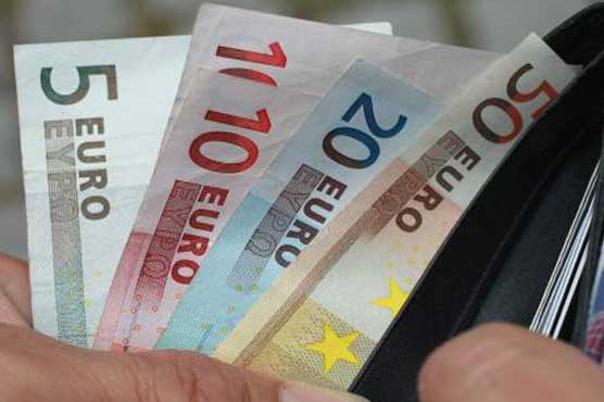Euro stays near eight-month low in Asia