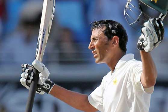 Veteran Khan battles on for Pakistan