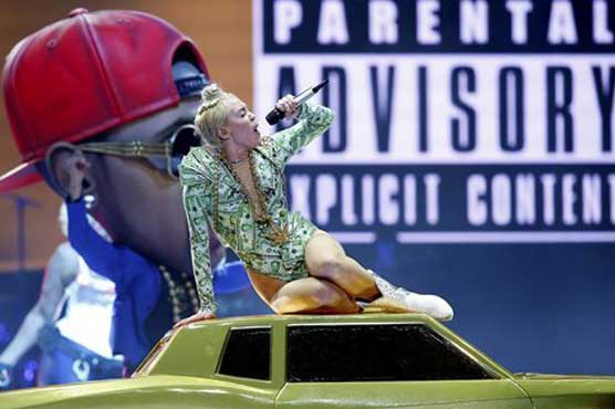 Miley both naughty and nice in return to Nashville