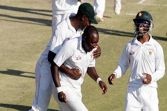 South Africa battle defensive Zimbabwe on slow-go day