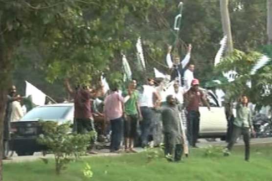 PML-N, PTI workers clash at Zaman Park in Lahore