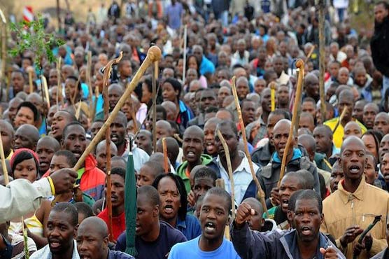 Protesters halt probe into S.Africa's Marikana killings