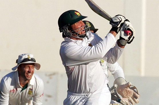 Zimbabwe avoid innings defeat despite batting collapse