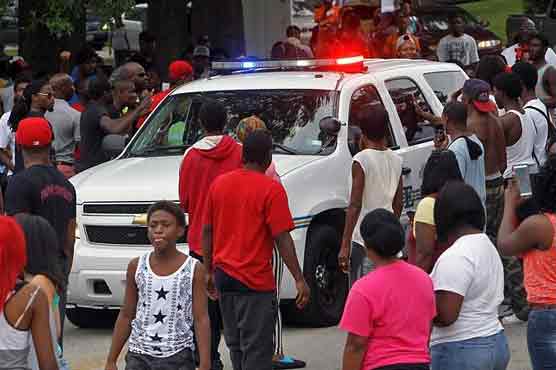 Missouri: Protesters defy curfew in riot-shaken US town