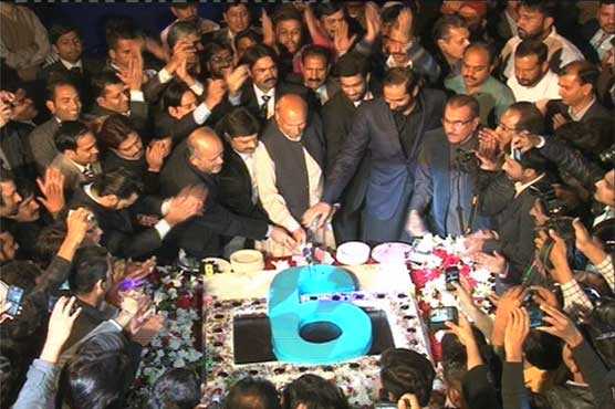 Governor Punjab cuts the cake on Dunya News' 6th anniversary