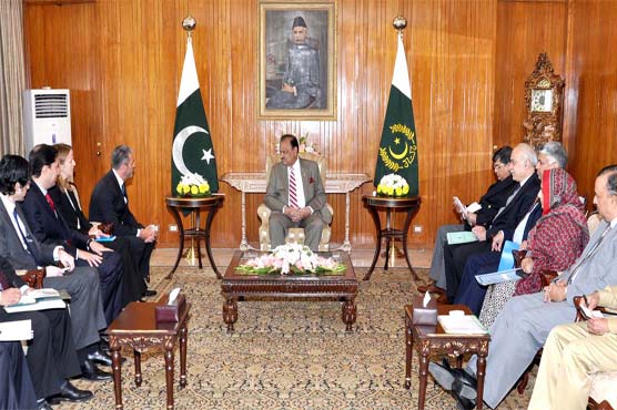 Govt will overcome crisis in its tenure: Mamnoon Hussain