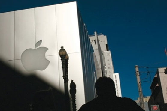 Apple trial continues, without a plaintiff for now
