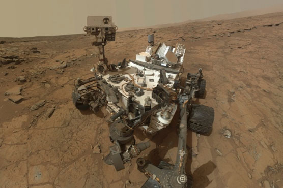 Mars mountain may have formed from big, wet lake