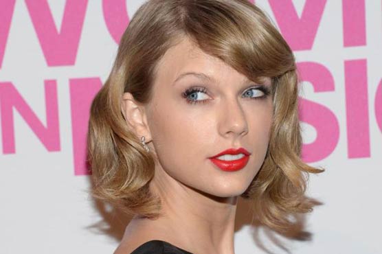 Aretha serenades Swift as Billboard honors both