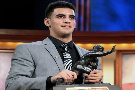 Football: Mariota wins college Heisman award