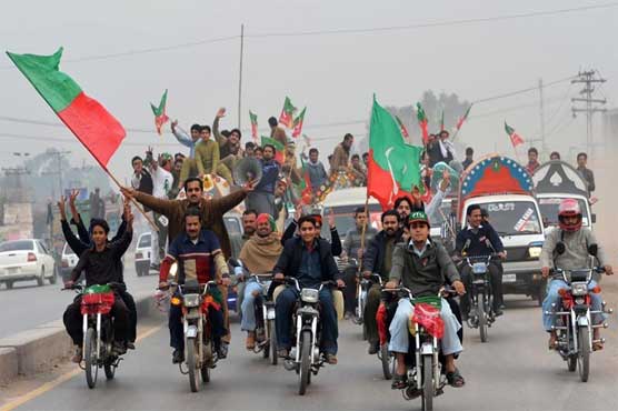 LIVE - Imran Khan's caravan continues on the roads of Lahore under Plan-C