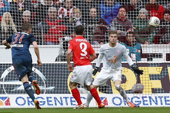 Football: Mainz hoping to catch Bayern in festive spirits