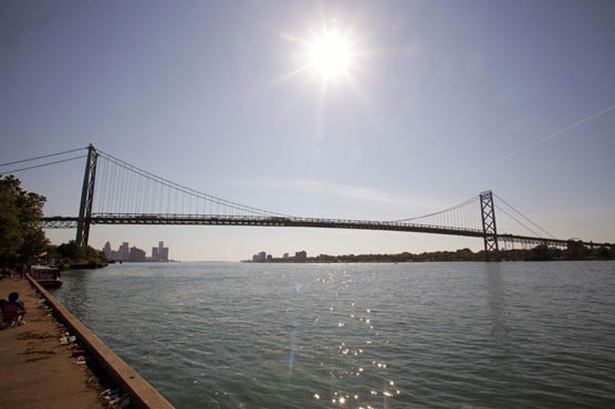 US officers shoot Canadian man on border bridge