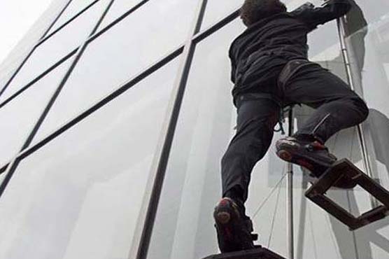 Stanford students design paddles to climb glass