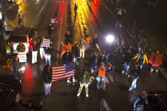 Police shoot dead black teen in Missouri