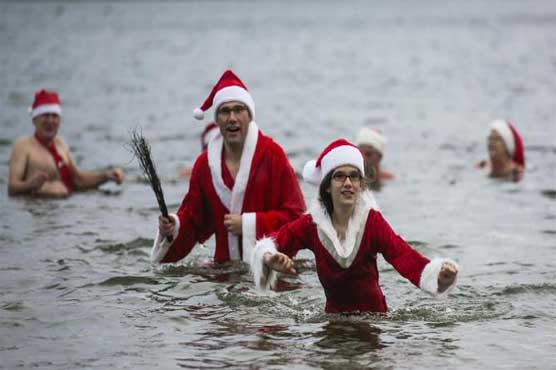 Swimmers brave cold for Berlin Christmas swim