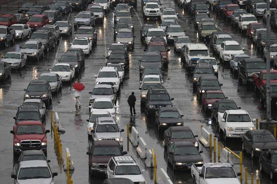 Man shot with stun gun dies at border crossing