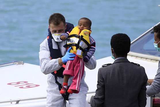 At least 1300 migrants saved off Italy at Christmas