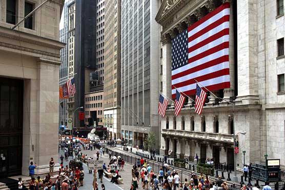 US stocks edge higher in quiet trading