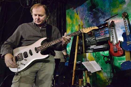 Guitarist doesn't miss day of Vegas Cirque work