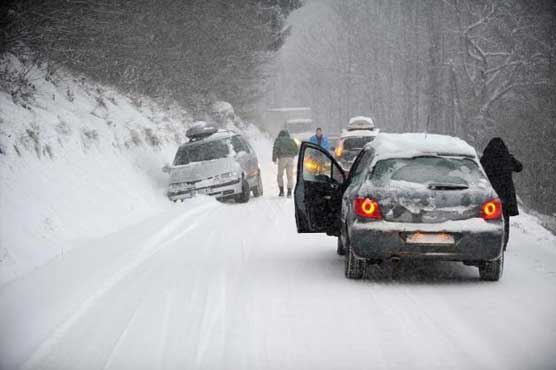Snow leaves thousands of holiday makers stranded in French Alps
