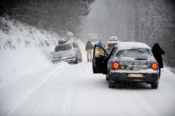 Snow leaves thousands of motorists stranded in French Alps