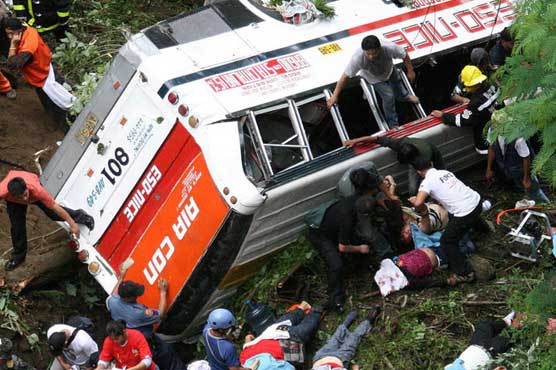 14 dead as bus falls into ravine in Philippines 
