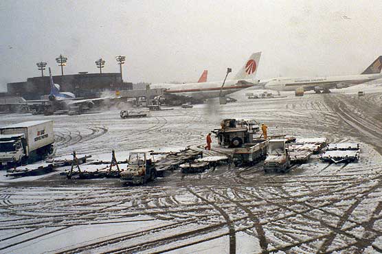 Flights cancelled as heavy snow hits Tokyo 