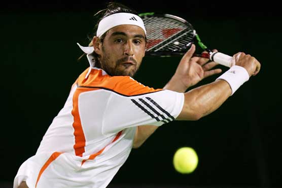 Becker breezes through to Nishikori clash